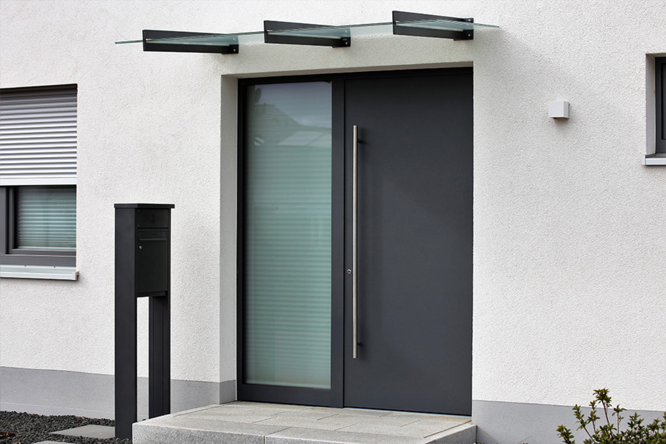 Türen mit Glasfüllung bei Muster Elektro in Musterstadt