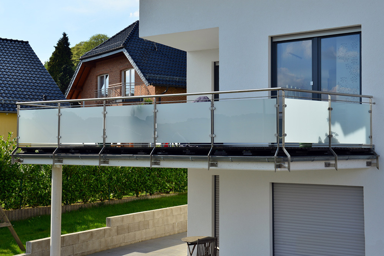 Glas im Außenbereich bei Muster Elektro in Musterstadt