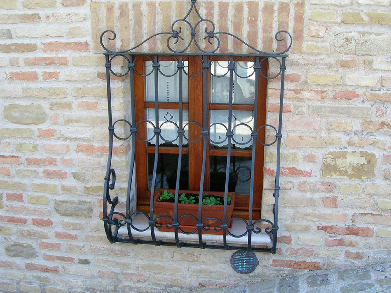 Fenstergitter bei Muster Elektro in Musterstadt
